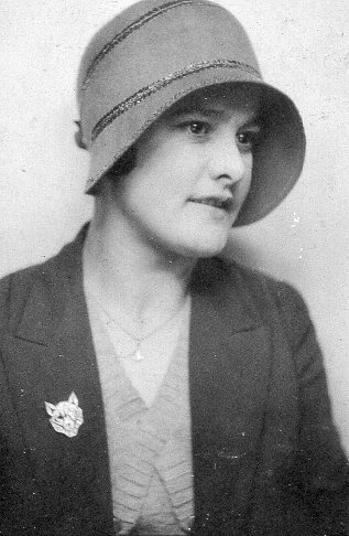 richard - lady in cloche